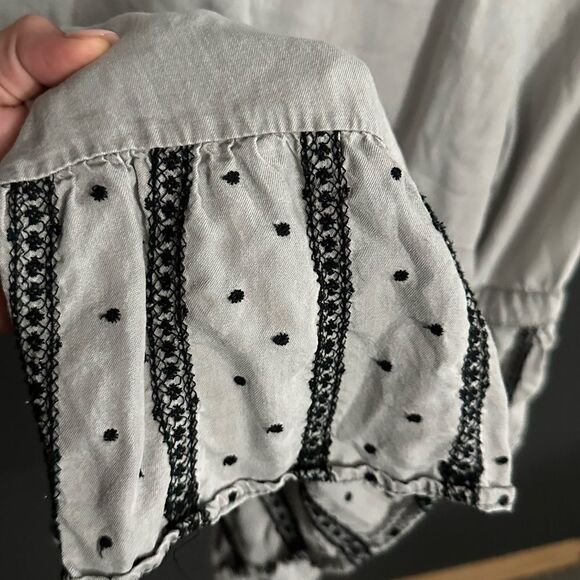 Downeast Pullover Flutter Sleeve Blouse Gray With Black Embroidery Size Medium - Picture 9 of 16
